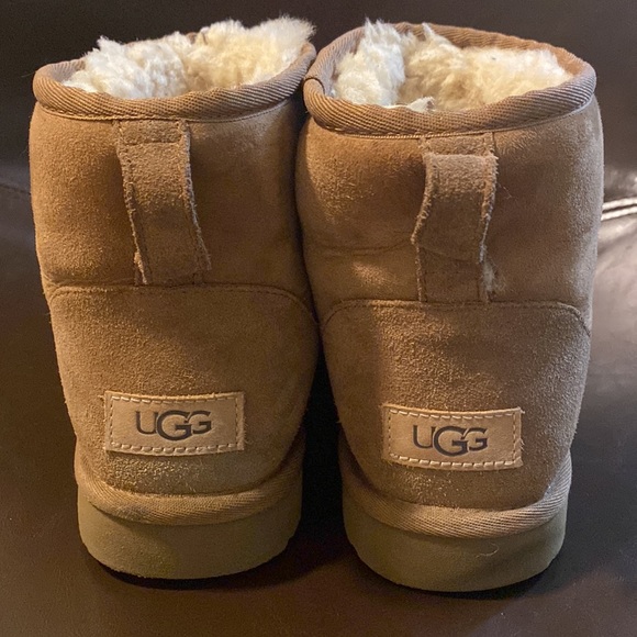 UGGS - Picture 2 of 4